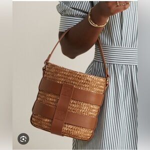 Vineyard vines leather caged straw bucket bag!